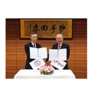 握手を交わす木南英紀順天堂大学学長（左）と福宮賢一明治大学学長（右）