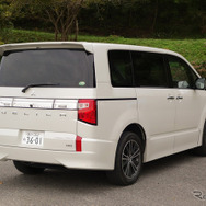 三菱 デリカD：5 アーバンギア。バックドアには「DELICA」のロゴが。