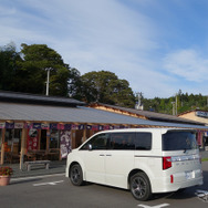 南三陸町歌津の仮設商店街にて。隣の志津川に比べると復興予算の巡りが明らかに悪い。そういう“復興格差”もいろいろなところで目にすることができる。
