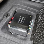 後席足もとにある床下収納は左右の両席に設置。片側にはヘリックスのDSP PROをビルトイン取り付けする。