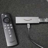 amazon Fire TV Stickを車内で利用しているオーナー。サイバーナビの通信を利用して多彩なコンテンツを視聴できる。