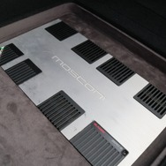 トランクにはモスコニのZERO4を2台インストール。フロアに対してフラットに設置して2台を巧みにレイアウトしている。