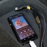 DAPはトランクルーム右隅のフロア下に設置するスペースを確保。DAPはあくまでも音源として用いるスタイルだ。