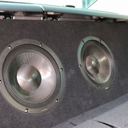 キャビン後部にはカロッツェリアのサブウーファー・TS-W1000RSを2発インストール。厚みのある低音を楽しめる仕様だ。