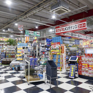 広々とした店内には数多くのカー用品が展示されている