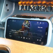 音楽プレイヤーには普段使いのスマホをメインに用いる。お気に入りの音源を大量に収録し、大音量再生を楽しんでいる。