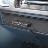 ETCユニットもダッシュの一部にビルトイン取り付け。パネル面に無骨に突き刺したような設置がかえって違和感が無い。