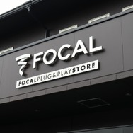 店舗入口にはフォーカルのロゴマークが設置されている