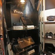 プロセッサーやパワーアンプもショーケースに展示されていた