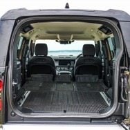 ランドローバー ディフェンダー110（5シート）の荷室。110の荷室はシートの座面を引き起こすことでフルフラットにすることも可能だ。