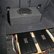 カバーを掛ければスペアタイヤスペースに納めたオーディオラックは完全にフロア下に隠れる仕組み。