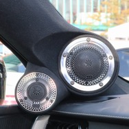 Aピラーにはモレルの38thモデルのミッドレンジとピッコロIIをインストール。ベースパネルは異形の構造だがスマートな作り。
