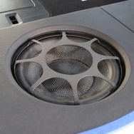 ラゲッジ前方にインストールされるのはモレルのサブウーファーであるウルティモTi。純正グリルを使ったデザインも美しい。
