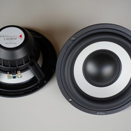 ユニットサブウーファーの一例（ビーウィズ・L-165RW）。