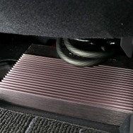 運転席のシート下に設置されるのはグラウンドゼロのパワーアンプGZUN4.150シート下スペースには余裕があり取り付けもスマート。