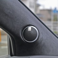 Aピラーにビルトインされるモレルのツイーター。グレー系の生地でフィニッシュされインテリアとの統一感も高い。