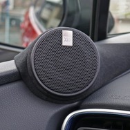 ミッドレンジはドア上部にスピーカーマウントをワンオフして取り付けている。角度＆向きの自由度も高い取り付けだ。
