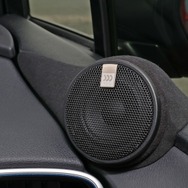 マウント部分はドアに一体化するようにデザインされスピーカーを取り付けたスタイルもスマート。