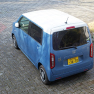 ホンダ N-WGN L Honda SENSINGを上から俯瞰。昔の商用ボンネットバンをほうふつとさせるくらい屋根が長い。
