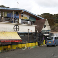 鹿児島・隼人の海沿いにあるドライブイン、戦史館。かつて鹿児島市の繁華街で軍国酒場という名物酒場を営んでいた老夫婦が経営しているのだが、最近はクローズが続いている。