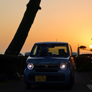 東シナ海に沈む夕日をバックに記念撮影。