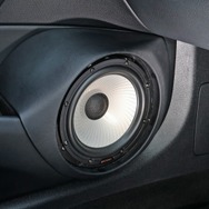 CORE-S3を導入したフロントスピーカー。ドアにはミッドバスをアウターバッフルでインストール。シンプルで美しい作りだ。