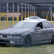 BMW 5シリーズ 次期型プロトタイプ。ボディサイドには「ハイブリッドテスト車」の文字が（スクープ写真）