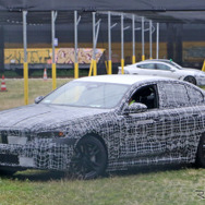 BMW 5シリーズ 次期型プロトタイプ。ボディサイドには「ハイブリッドテスト車」の文字が（スクープ写真）