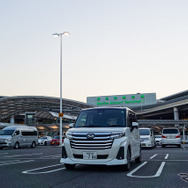 成田空港の駐車場にて。テストドライブを行った時は極度に減便され、さらにそのほとんどが欠航していた。第1駐車場にこんなにもすんなり駐車できてしまうということは、この先もうないだろう。