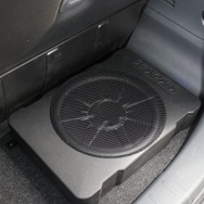 ラゲッジの隅にはキッカーのパワードサブウーファーであるHS10を設置した。10インチユニットによるよる余裕の低音を響かせる。