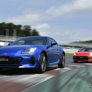 トヨタGR 86（赤）/ スバルBRZ新型（青）