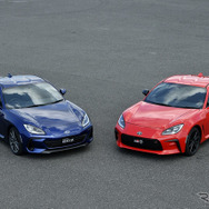 トヨタGR 86（赤）/ スバルBRZ新型（青）