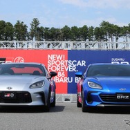 GR 86（左）とSUBARU BRZ（右）