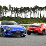 GR 86（左）とスバルBRZ