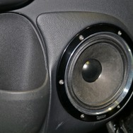 ドアに取り付けられているDEERのミッドバスユニットであるDJ170。アウターバッフルは限定的な面積ながらフィット感も満点。