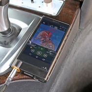 音楽プレイヤーに用いるのウォークマン。DSPとして用いるヘリックスのDSP ULTRAにインプットしてロス無く再生を行う。