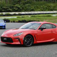 スバル BRZ（奥）とトヨタ GR 86（手前）
