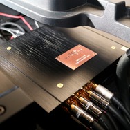 フロア下のアンプラックの右側にはザプコのプロセッサーであるHDSP-Z16VAD-8Aの本体ユニットがインストールさせている。