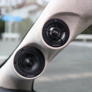 RSスピーカーのツイーター、ミッドレンジをピラーにビルトイン。広いステージングを獲得した重要な要因になっている。