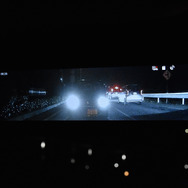 街灯が無い夜間の映像。後方車のヘッドライトも眩しくない