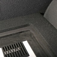 一段落とし込んだ部分にパワーアンプをビルトイン。ラゲッジ全体を覆うカバーを被せることが出来るので実用的だ。