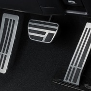 Fスポーツ専用アルミ製スポーツペダル＆フットレスト
