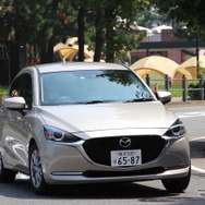 マツダ2 改良新型 （15S サンリットシトラス）