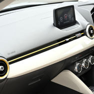 マツダ2 改良新型 （15S サンリットシトラス）