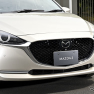 マツダ2 改良新型 （15S サンリットシトラス）