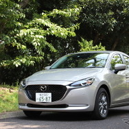 マツダ2 改良新型 （15S サンリットシトラス）
