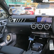 コクピットは上質感を大切にした取り付けを徹底した。ZRスピーカーのイメージをそこかしこに配置して見どころも満載。