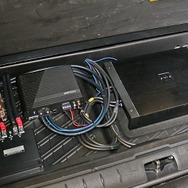 ラゲッジ後端にある床下収納がオーディインストールの主戦場になっている。パワーアンプ×2台をスマートにビルトインする。