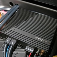 サブウーファー用のパワーアンプに選んだのはイートンのD級アンプであるMINI-300.2。その名の通りコンパクトなボディが魅力。
