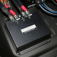 床下収納にインストールされるもうひとつのユニットは光城精工のNve-03。クリーンな電源を供給するアイテムだ。